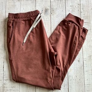 VUORI performance jogger- hazelnut